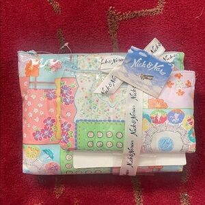 NWT Nick & Nora 2 Piece Floral Patterned Makeup/Acessories Set